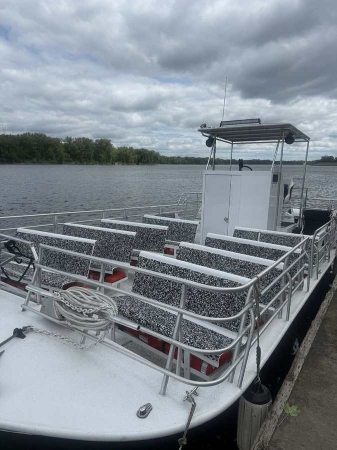Wild Goose boat and river scenery